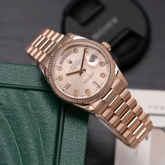 Rolex Oyster Perpetual Day-Date 36 mm 118235 Mặt Số Tia Hồng