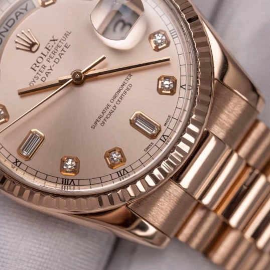 Rolex Oyster Perpetual Day-Date 36 mm 118235 Mặt Số Tia Hồng