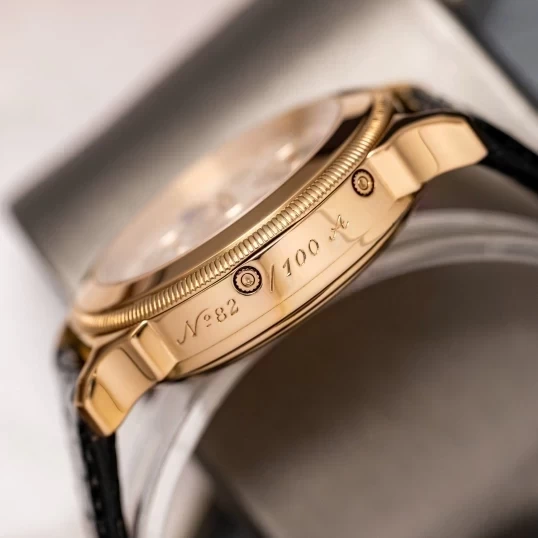 Corum Perpetual Calendar Limited Edition 100, Chronograph & lịch vạn niên