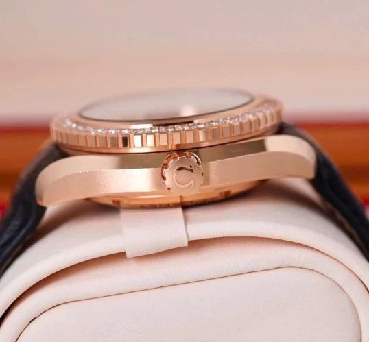 Omega Seamaster Planet Ocean 600M Co-Axial 42mm Ref 232.58.42.21.01.001– Red Gold / Diamond / Alligator