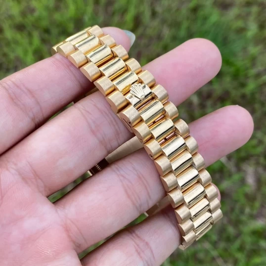 Rolex Oyster Perpetual Day-Date 36mm 18K Yellow Gold Champagne Roman Diamond Dial – Ref. 18238