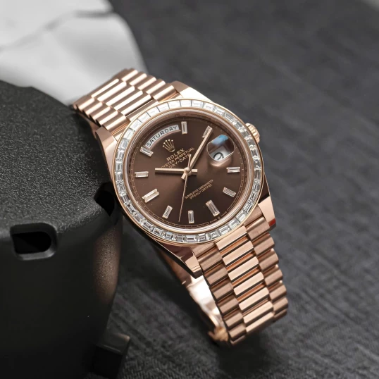 Rolex Oyster Perpetual Day-Date 40mm 228235 Everose Gold Chocolate Dial – Custom Baguette Diamond Bezel