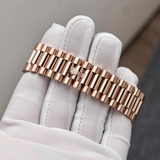 Rolex Oyster Perpetual Day-Date 40mm 228235 Everose Gold Chocolate Dial – Custom Baguette Diamond Bezel