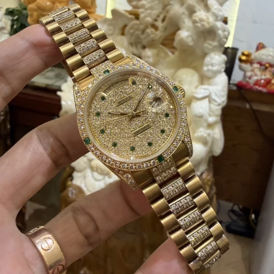 Rolex Day-Date 36mm – Ref. 18038 Full Diamond Cọc số ngọc lục bảo