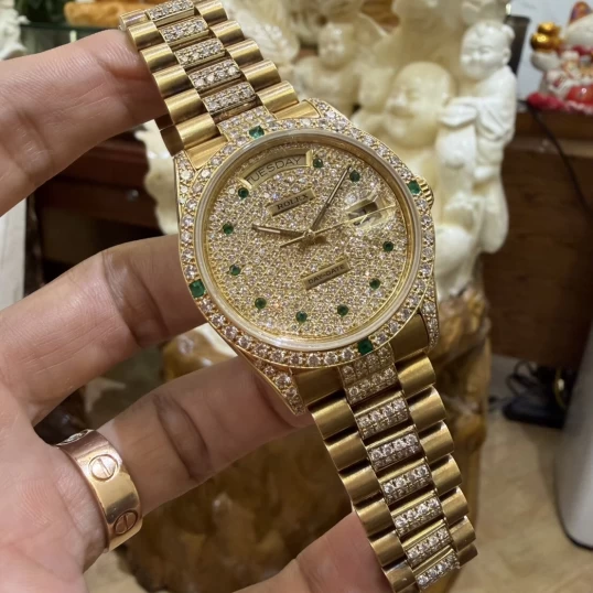 Rolex Day-Date 36mm – Ref. 18038 Full Diamond Cọc số ngọc lục bảo