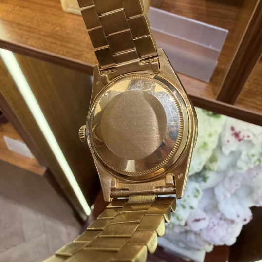 Rolex Day-Date 36mm – Ref. 18038 Full Diamond Cọc số ngọc lục bảo