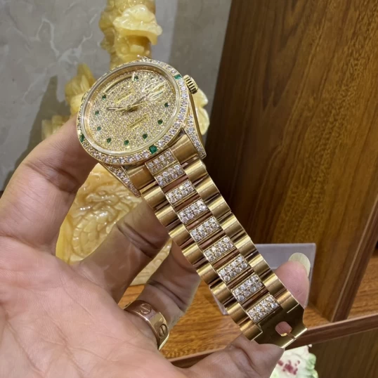 Rolex Day-Date 36mm – Ref. 18038 Full Diamond Cọc số ngọc lục bảo