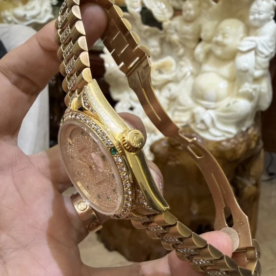 Rolex Day-Date 36mm – Ref. 18038 Full Diamond Cọc số ngọc lục bảo