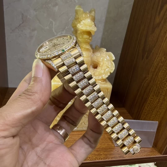 Rolex Day-Date 36mm – Ref. 18038 Full Diamond Cọc số ngọc lục bảo