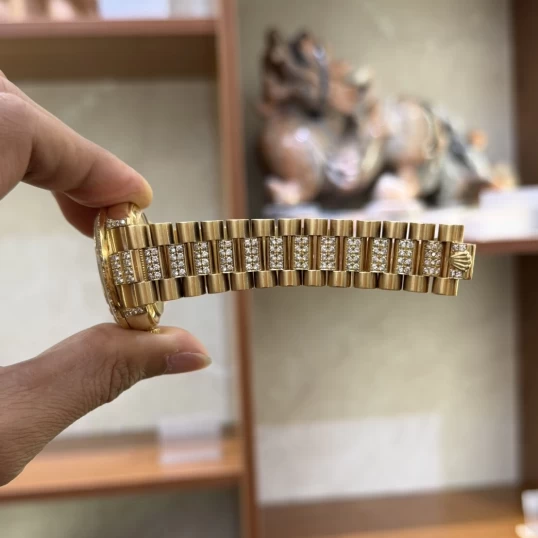 Rolex Day-Date 36mm – Ref. 18038 Full Diamond Cọc số ngọc lục bảo
