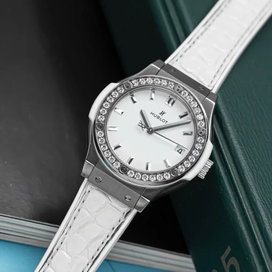Hublot Classic Fusion Titanium Diamonds 33mm Ref. 581.NE.2010.LR.1204