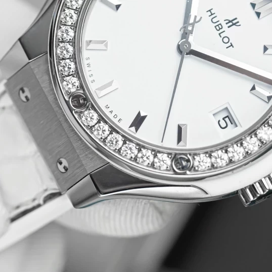 Hublot Classic Fusion Titanium Diamonds 33mm Ref. 581.NE.2010.LR.1204