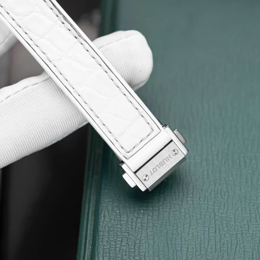 Hublot Classic Fusion Titanium Diamonds 33mm Ref. 581.NE.2010.LR.1204