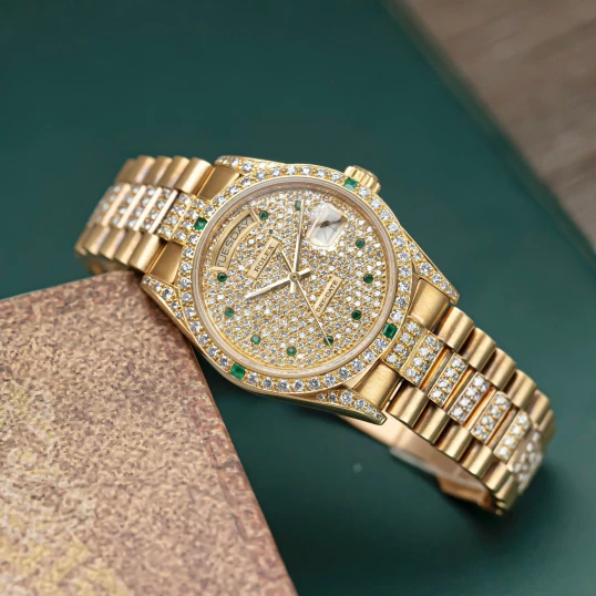 Rolex Day-Date 36mm – Ref. 18038 Full Diamond Cọc số ngọc lục bảo