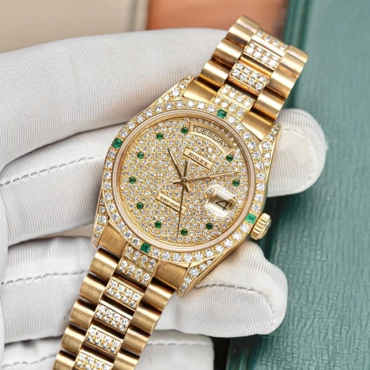 Rolex Day-Date 36mm – Ref. 18038 Full Diamond Cọc số ngọc lục bảo