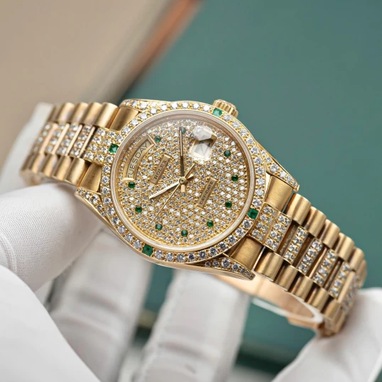 Rolex Day-Date 36mm – Ref. 18038 Full Diamond Cọc số ngọc lục bảo