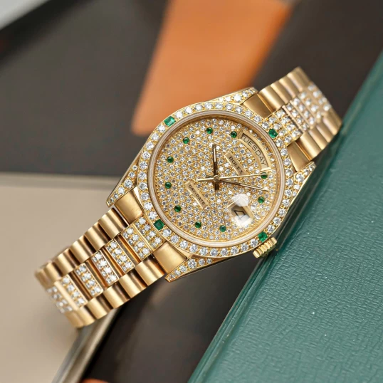 Rolex Day-Date 36mm – Ref. 18038 Full Diamond Cọc số ngọc lục bảo