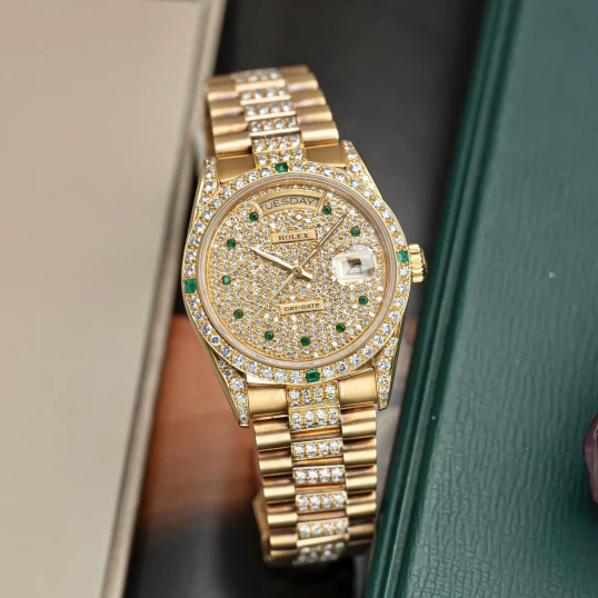 Rolex Day-Date 36mm – Ref. 18038 Full Diamond Cọc số ngọc lục bảo