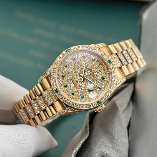 Rolex Day-Date 36mm – Ref. 18038 Full Diamond Cọc số ngọc lục bảo