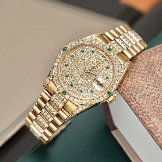 Rolex Day-Date 36mm – Ref. 18038 Full Diamond Cọc số ngọc lục bảo