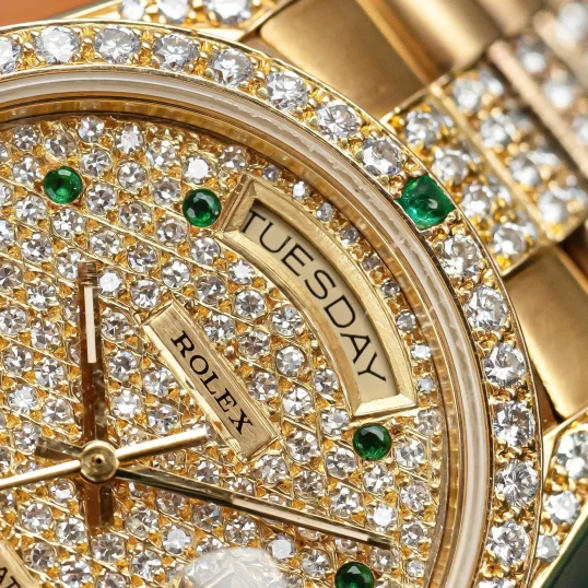 Rolex Day-Date 36mm – Ref. 18038 Full Diamond Cọc số ngọc lục bảo
