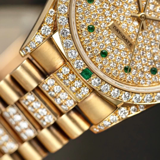 Rolex Day-Date 36mm – Ref. 18038 Full Diamond Cọc số ngọc lục bảo