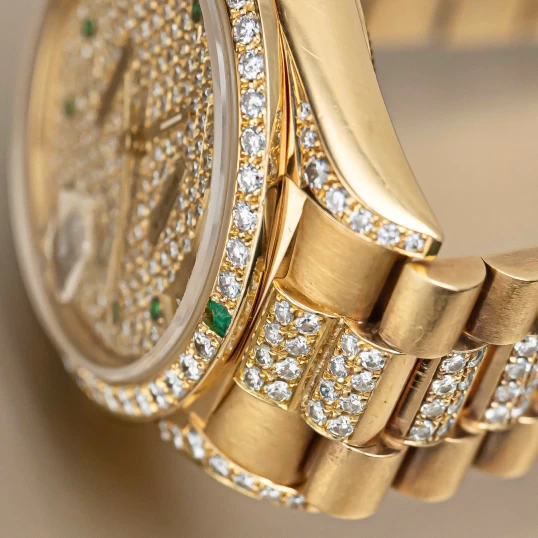 Rolex Day-Date 36mm – Ref. 18038 Full Diamond Cọc số ngọc lục bảo