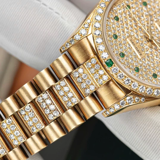 Rolex Day-Date 36mm – Ref. 18038 Full Diamond Cọc số ngọc lục bảo