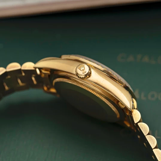 Rolex Day-Date 36mm – Ref. 18038 Full Diamond Cọc số ngọc lục bảo