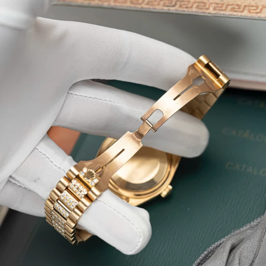 Rolex Day-Date 36mm – Ref. 18038 Full Diamond Cọc số ngọc lục bảo