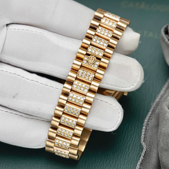 Rolex Day-Date 36mm – Ref. 18038 Full Diamond Cọc số ngọc lục bảo
