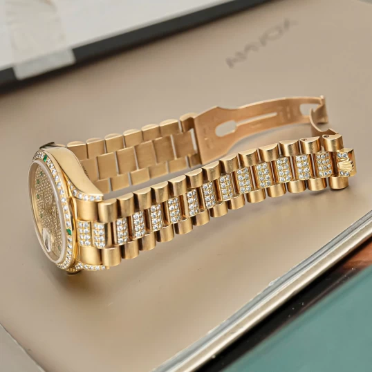 Rolex Day-Date 36mm – Ref. 18038 Full Diamond Cọc số ngọc lục bảo