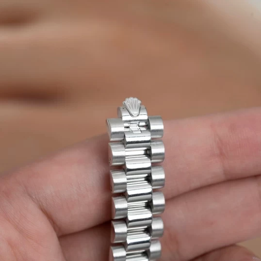 Rolex Lady-Datejust 26mm Ref. 179239 – MOP Diamond Dial