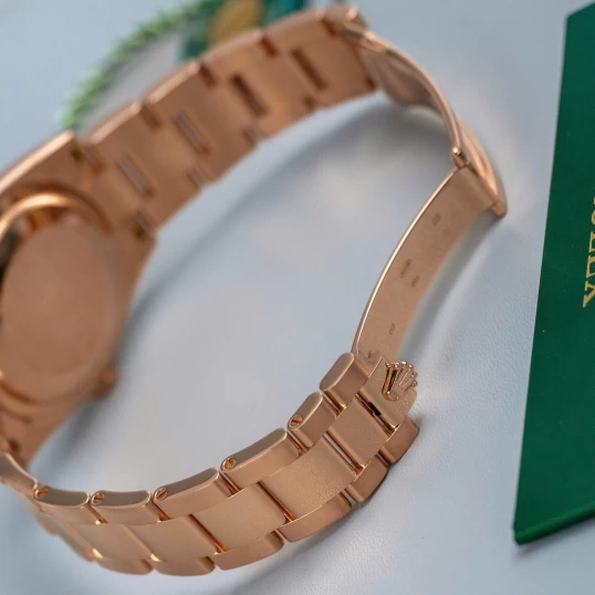 Rolex Oyster Perpetual Day-Date 36mm Ref. 118205 – Everose Gold – MOP Diamond Dial