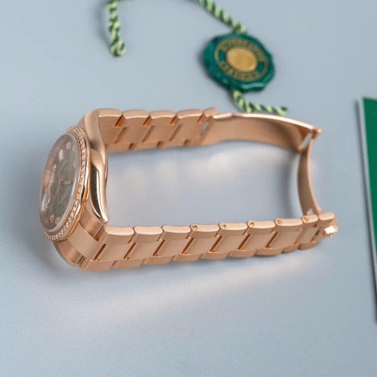 Rolex Oyster Perpetual Day-Date 36mm Ref. 118205 – Everose Gold – MOP Diamond Dial